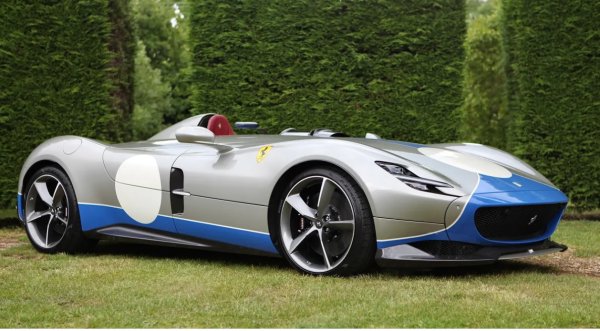 Ако искате да предадете блясък и скорост, кръщаването на автомобил на състезателна писта е мъдър ход. Особено когато това е едно от най-славните съоръжения в света. Монца, близо до Милано, е открита през 1922 г. Не е изненада, че Ferrari „краде“ името за спортни автомобили от 50-те години, както и през 2018 г. в скоростните  Monza SP1 и SP2. 
